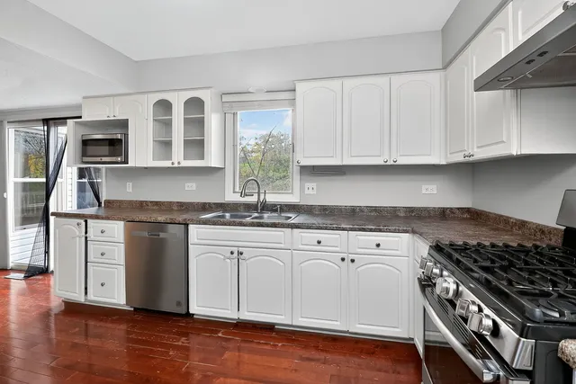 $550,000 | 806 Hillview Drive, Lemont, IL 60439