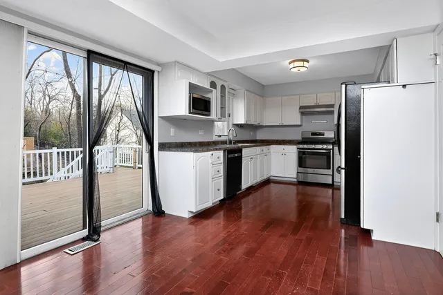 $550,000 | 806 Hillview Drive, Lemont, IL 60439