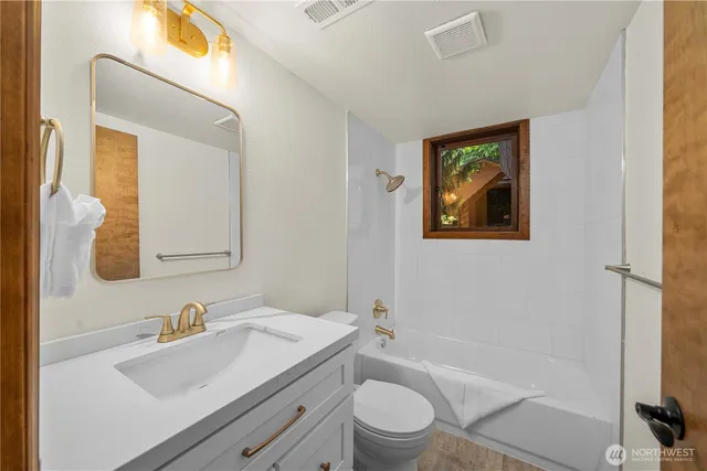 $1,880,000 | 13710 41st Avenue Northeast, Seattle, WA 98125