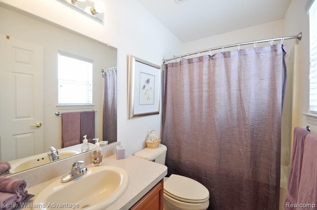 4690 Summer Ridge Drive Howell, MI 48843 - Photo 28 of 40 29_FullBath_U_2.jpg