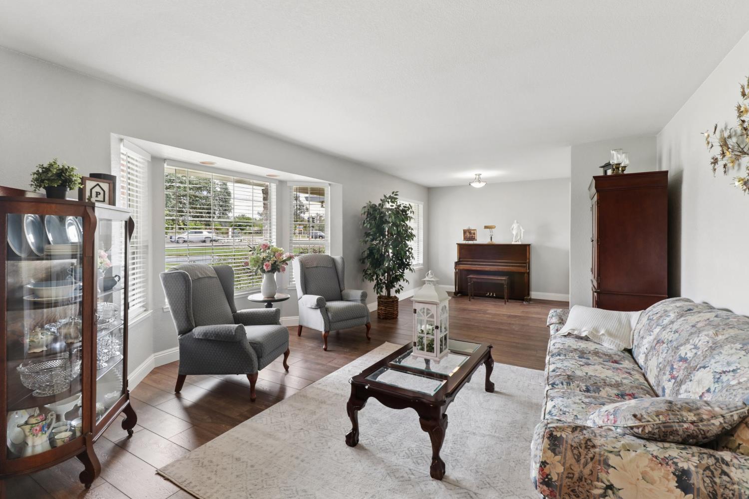 10576 Sheldon Road Elk Grove, CA 95624 - Photo 6 of 74