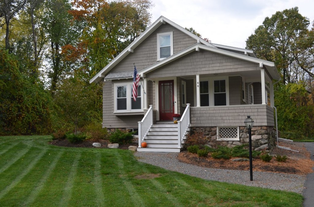 a view of a house with a yard