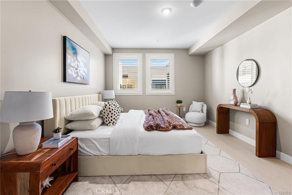 39 South Los Robles Avenue, Unit 6017 Pasadena, CA 91101 - Photo 14 of 22 a bedroom with bed and a couch