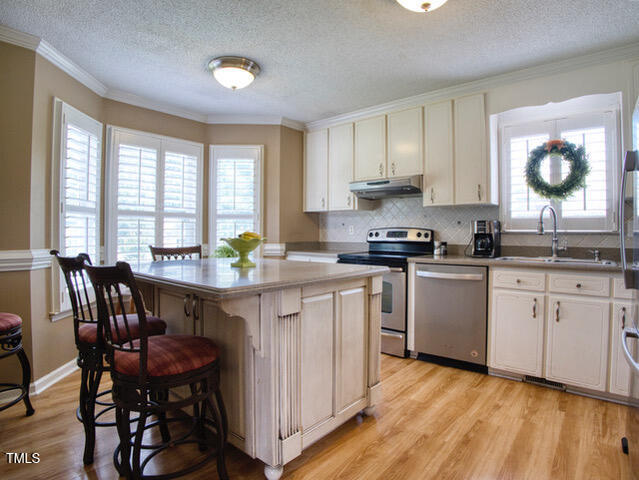 2817 Buckboard Lane Raleigh, NC 27603 - Photo 12 of 31 10. Kitchen
