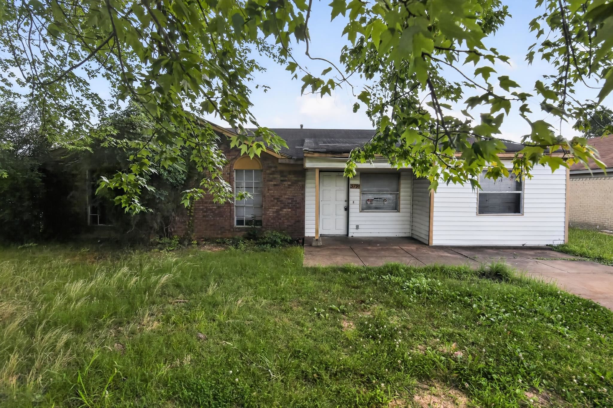 3791 Windermere Road Memphis, TN 38128 - Photo 2 of 18 Brick and siding exterior featuring multiple windows and a front entrance