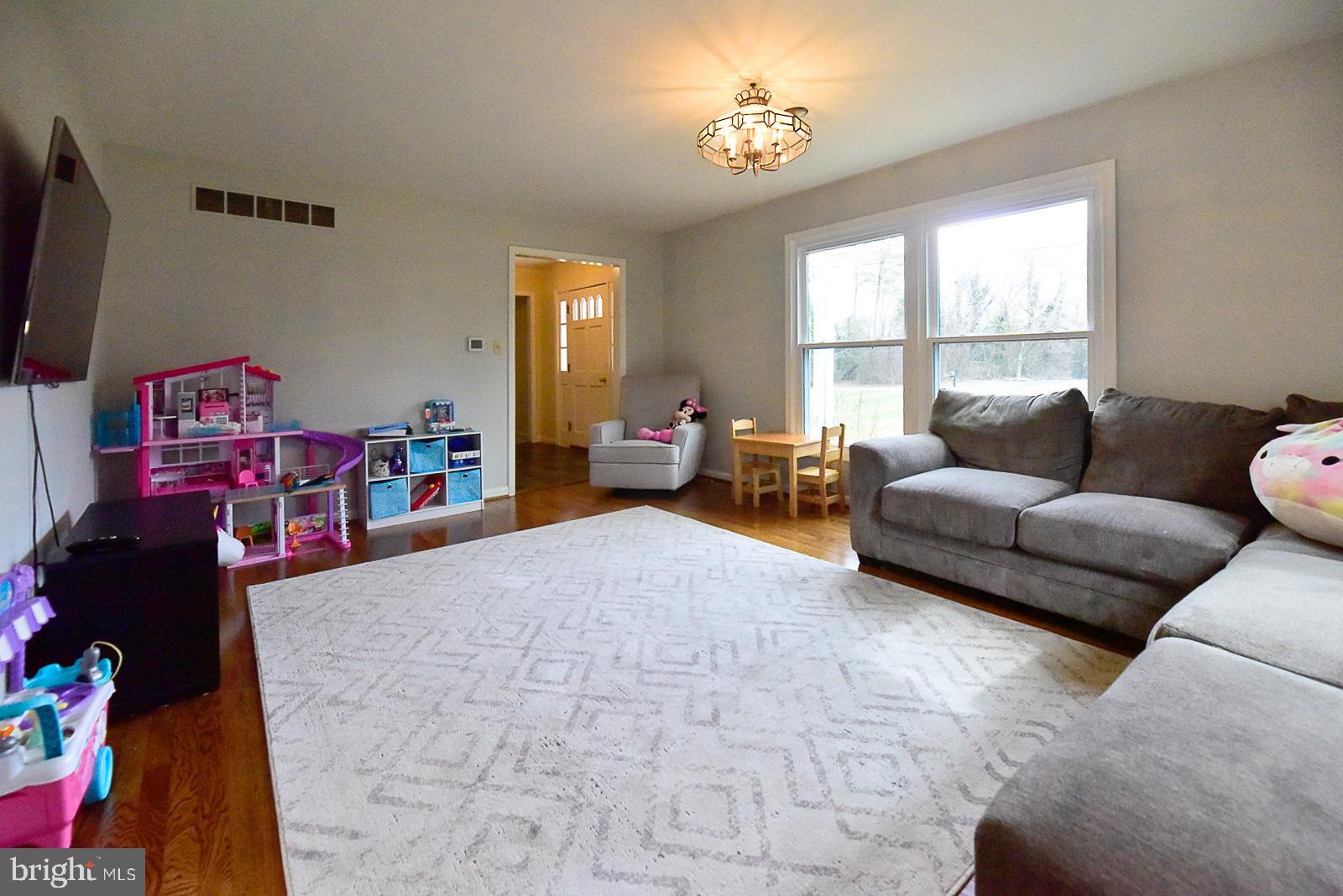 45289 Scotch Neck Road Hollywood, MD 20636 - Photo 6 of 38 Living Room