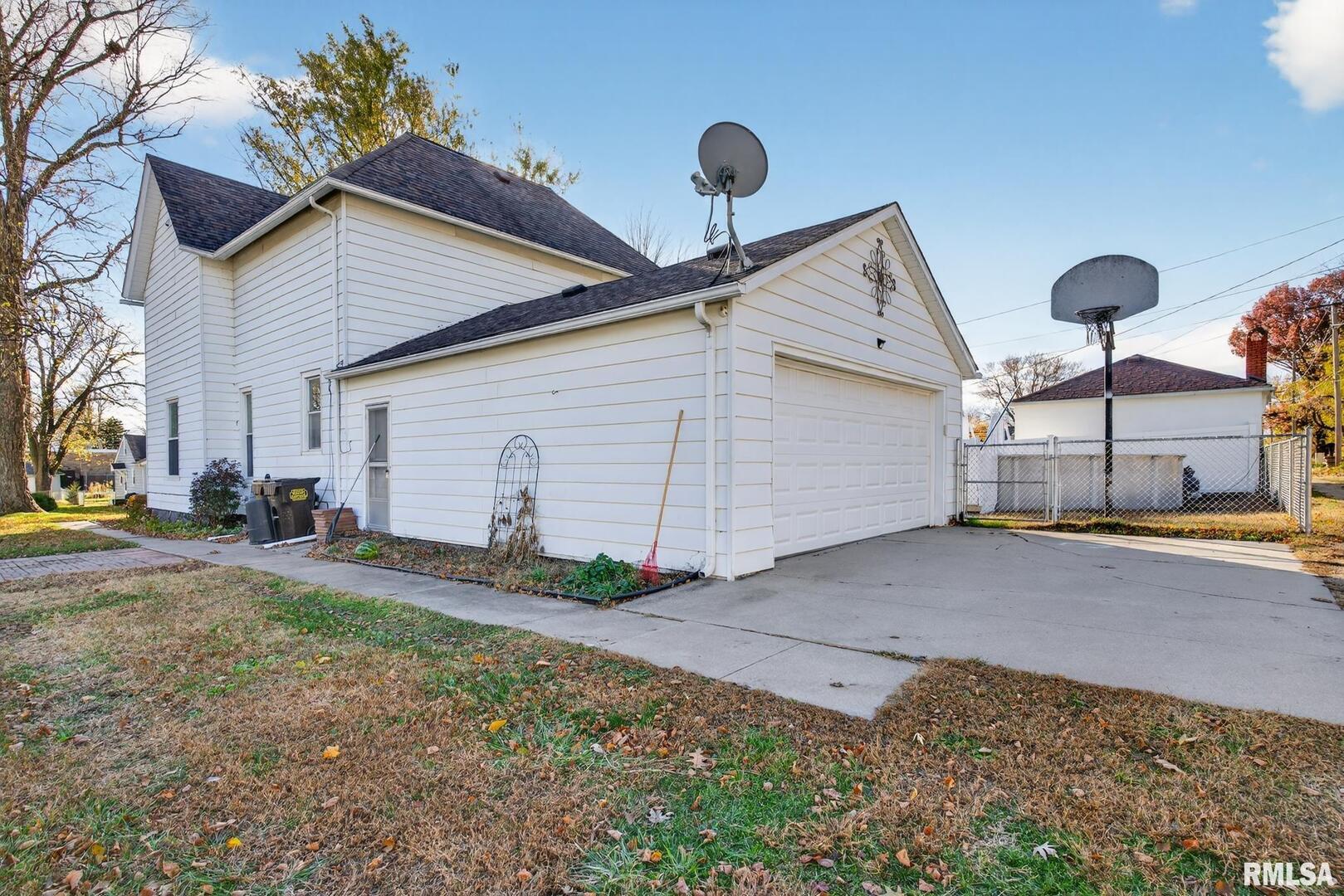 919 9th Avenue Fulton, IL 61252 - Photo 18 of 54 a view of a backyard