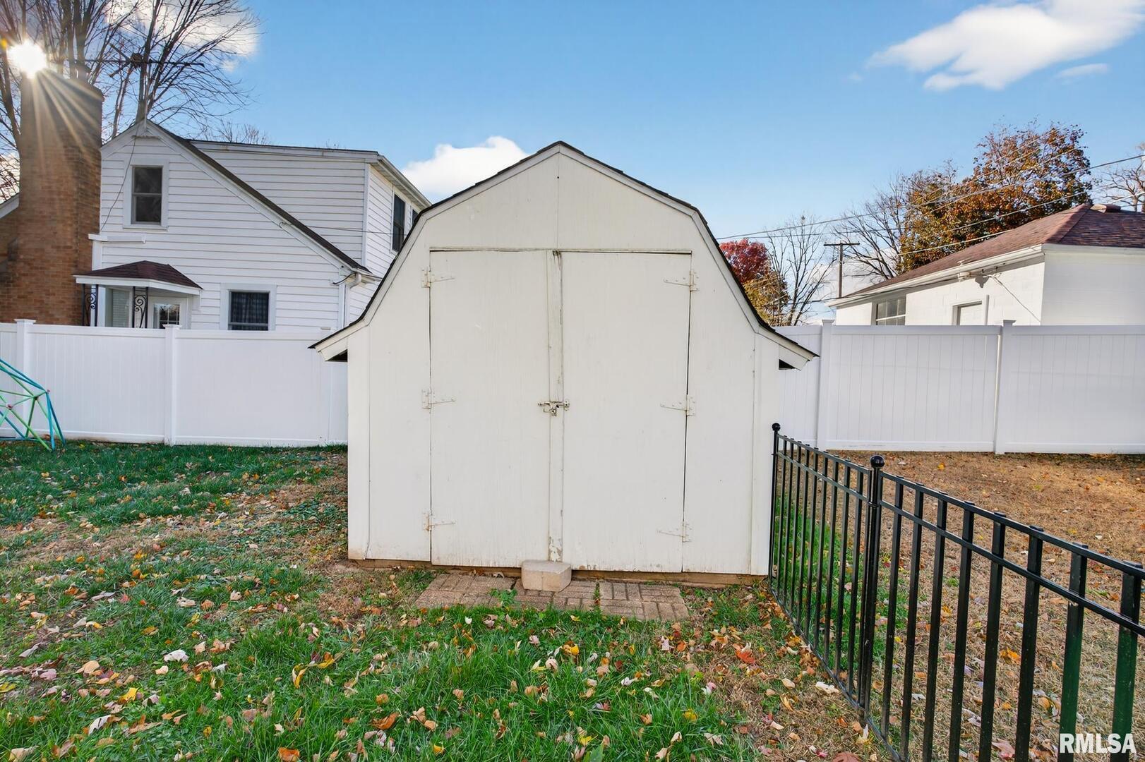 919 9th Avenue Fulton, IL 61252 - Photo 22 of 54 a view of a house with backyard