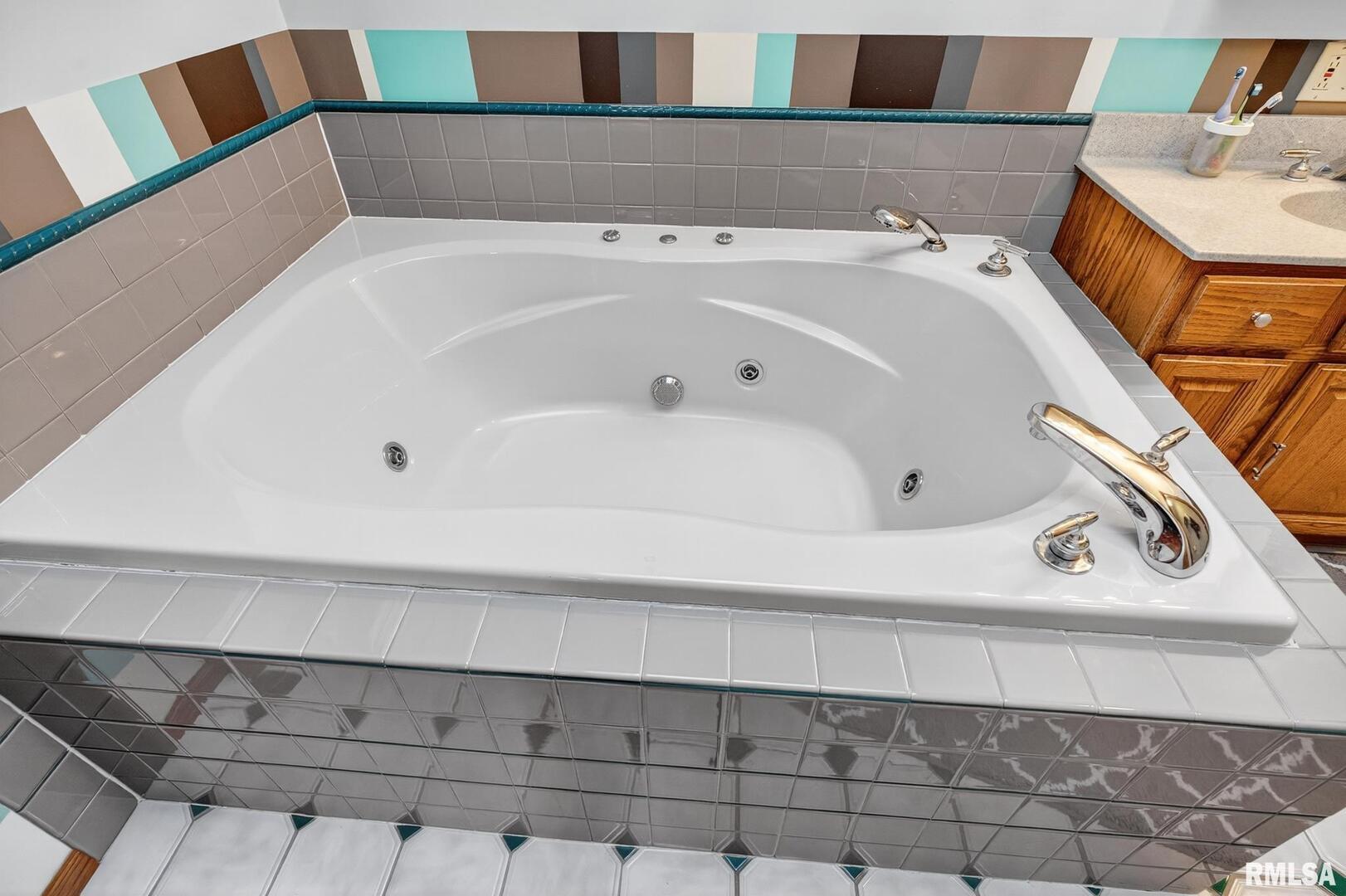 919 9th Avenue Fulton, IL 61252 - Photo 43 of 54 a bathroom with a bathtub