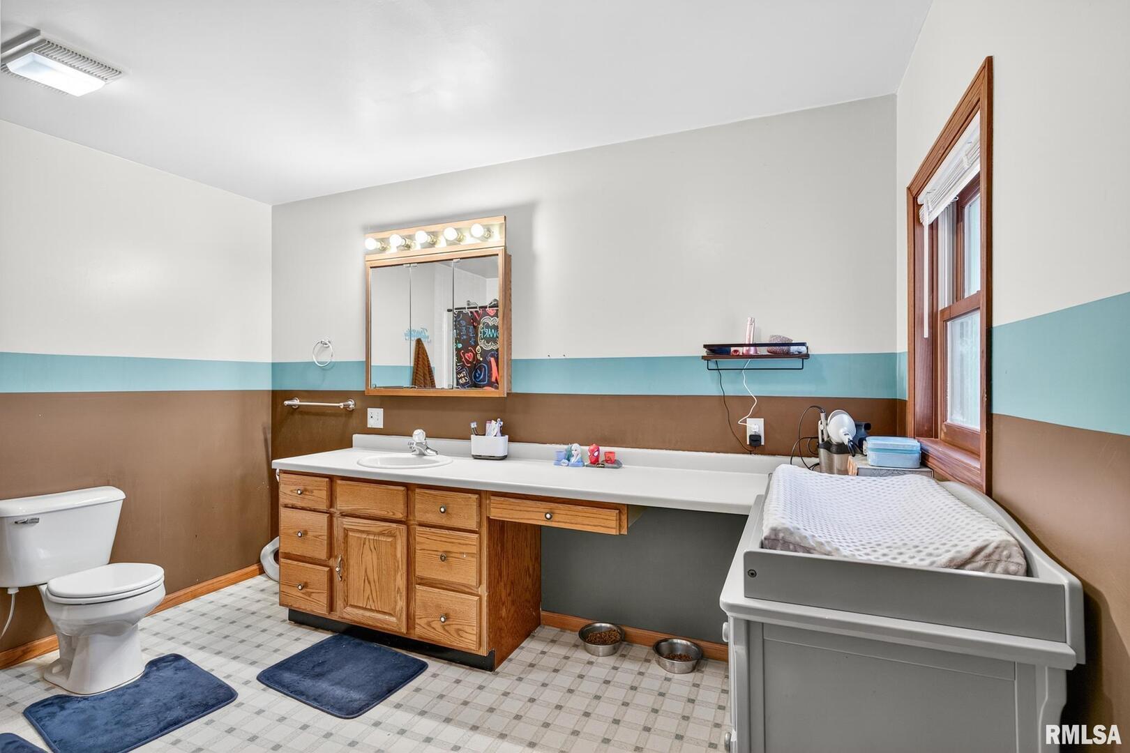 919 9th Avenue Fulton, IL 61252 - Photo 51 of 54 a room with a washer and dryer