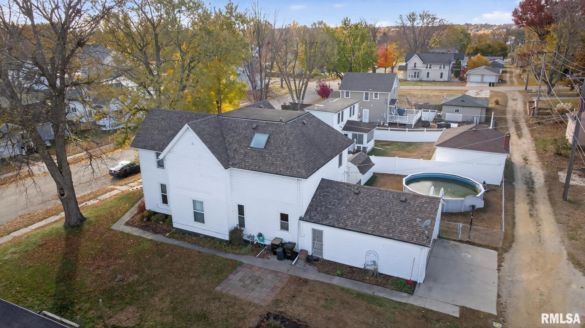 919 9th Avenue Fulton, IL 61252 - Photo 10 of 54 a view of multiple houses with a yard