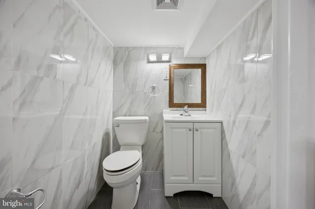 a view of a house with backyard and trees