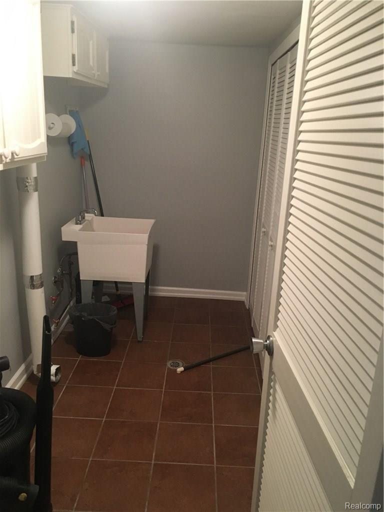 1687 Riverside Drive, Unit U14 Rochester, MI 48309 - Photo 33 of 50 Large Laundry Room