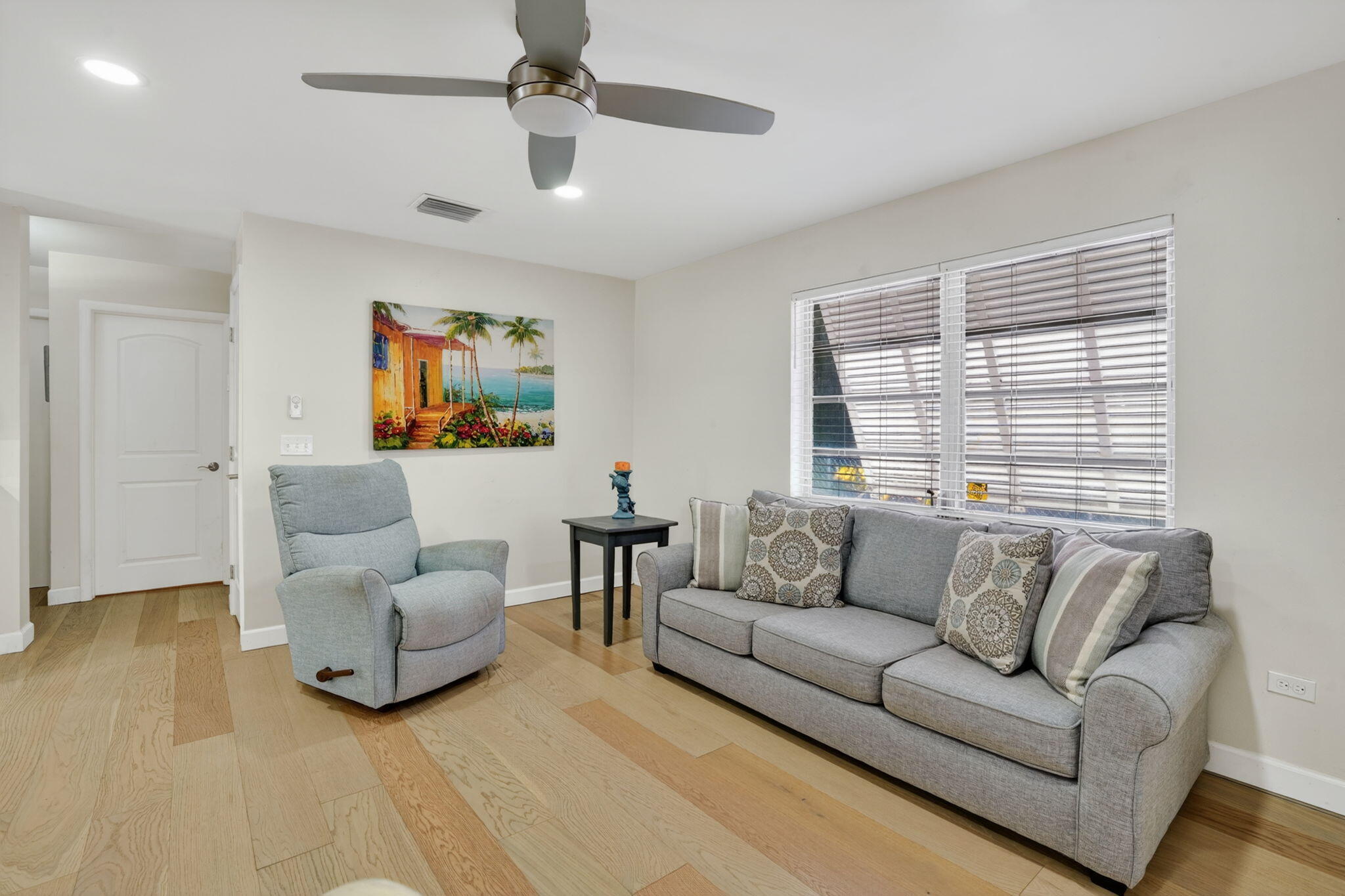 40 Transylvania Avenue Key Largo, FL 33037 - Photo 18 of 53 Living Room