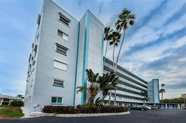 $2,000 | 1868 Shore Drive South, Unit 102, South Pasadena, FL 33707