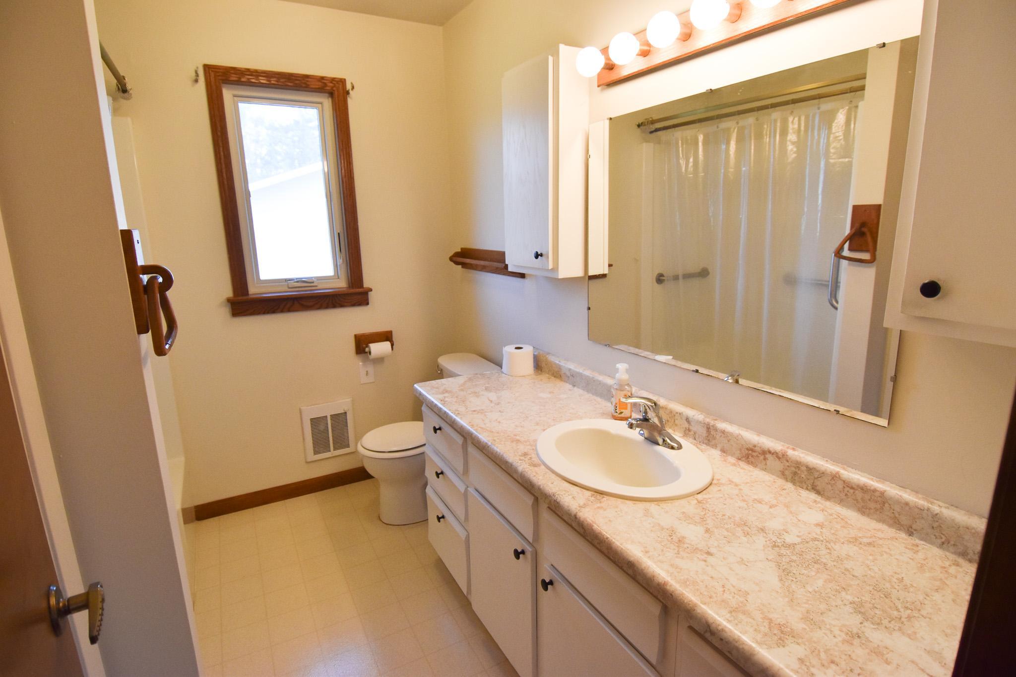 245 East Pleasant Avenue Warren, MN 56762 - Photo 11 of 33