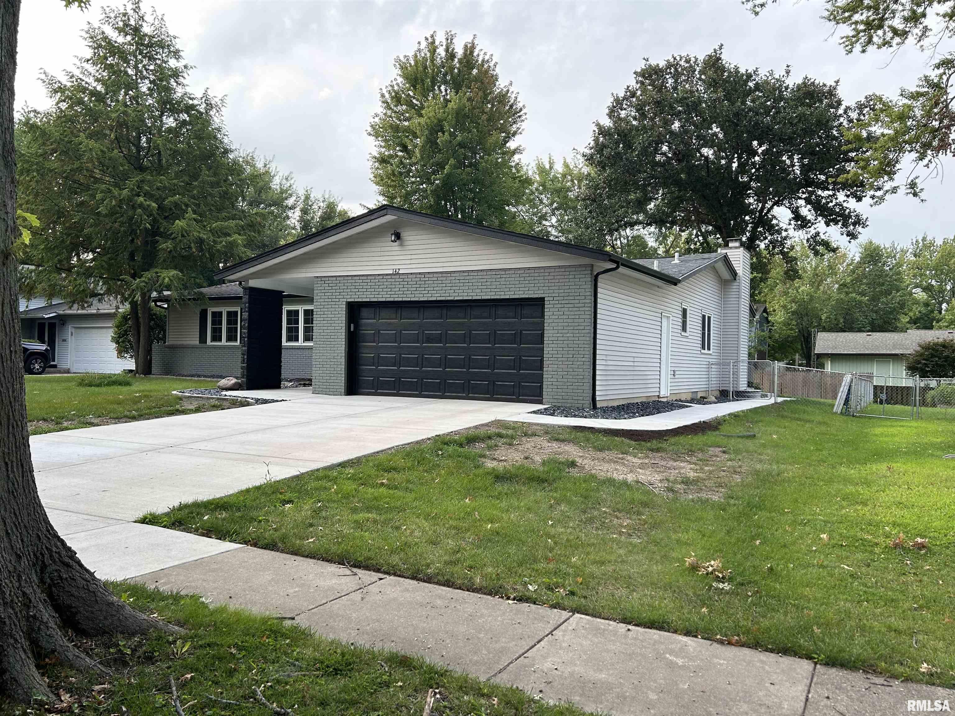 142 Exmore Drive Springfield, IL 62704 - Photo 2 of 23