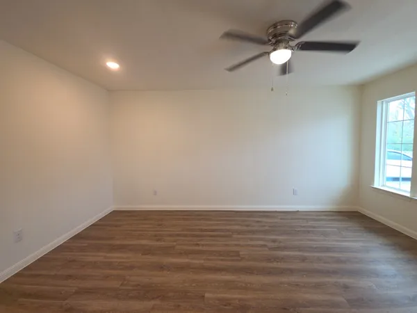 $1,000 | 2002 West 2nd Street, Unit 1100, Taylor, TX 76574
