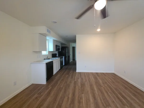 $1,000 | 2002 West 2nd Street, Unit 1100, Taylor, TX 76574