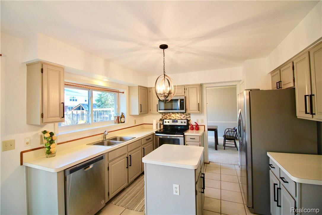 45684 Bryn Mawr Road Canton, MI 48187 - Photo 5 of 17 IMG_2024.jpg