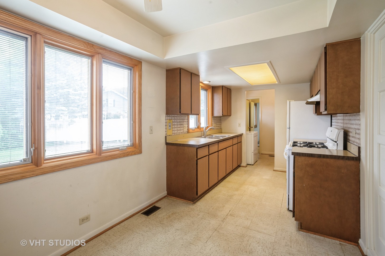 236 Brighton Road Elk Grove Village, IL 60007 - Photo 7 of 19 Gallery Image 7