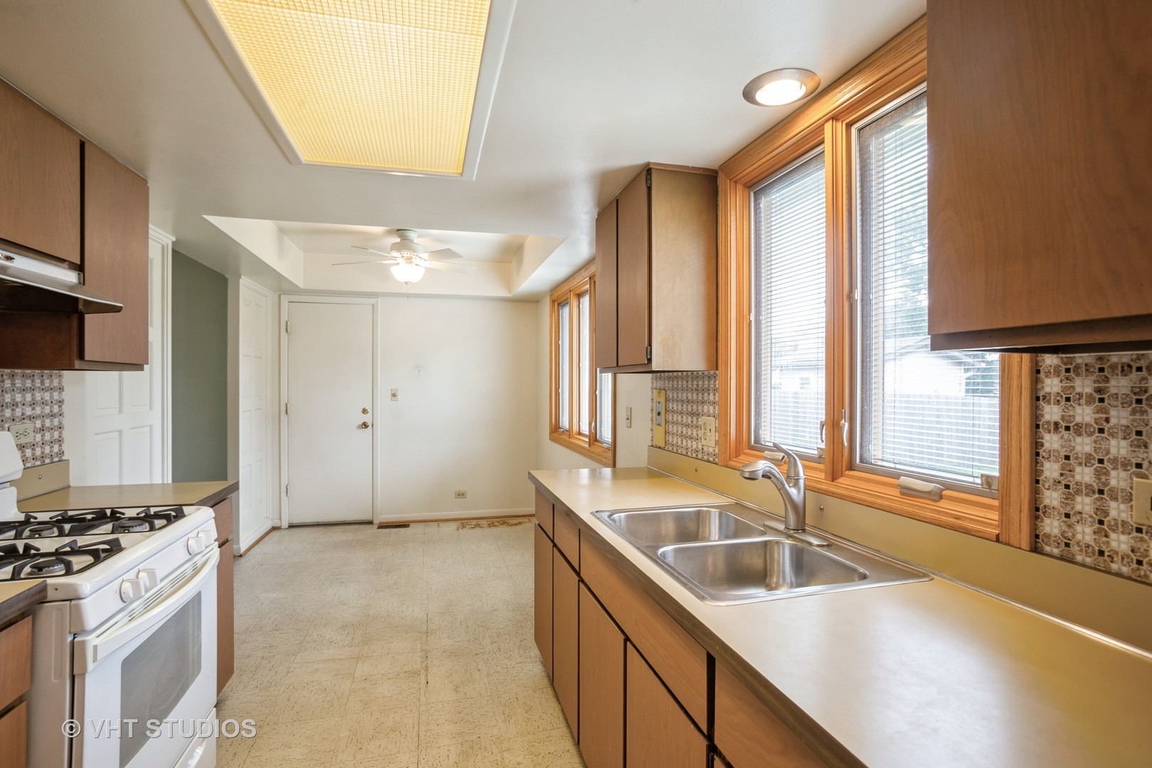 236 Brighton Road Elk Grove Village, IL 60007 - Photo 8 of 19 Gallery Image 8