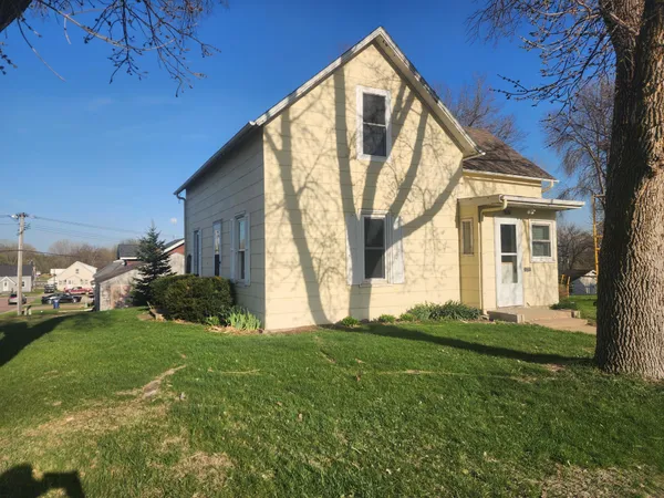 $1,100 | 301 South Park Avenue, Springfield, MN 56087