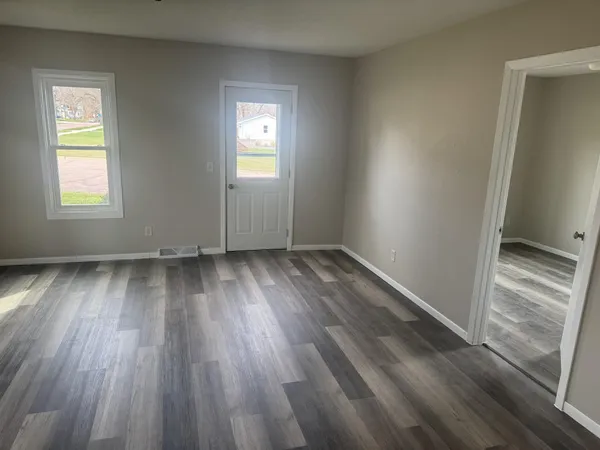 $1,100 | 301 South Park Avenue, Springfield, MN 56087