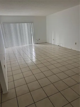 $2,300 | 7747 Southwest 86th Street, Unit D105, Miami, FL 33143