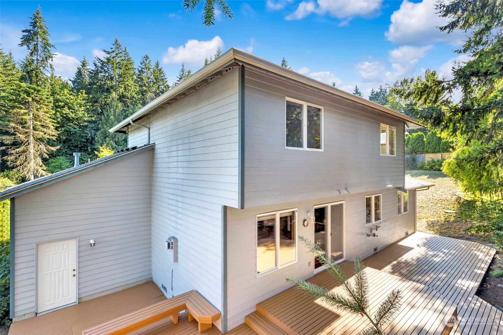 215 173rd Place Southeast Bothell, WA 98012 - Photo 30 of 40 a backyard of a house