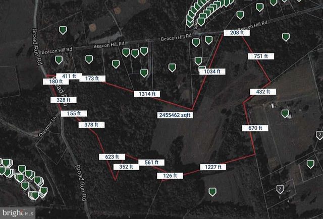 a view of an outdoor space and a yard