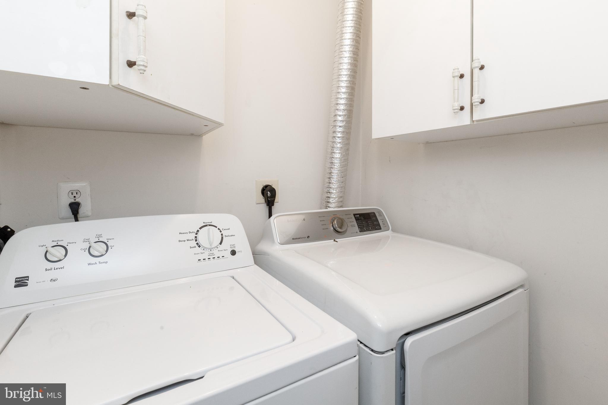 1049 Gardenview Loop, Unit 301 Woodbridge, VA 22191 - Photo 15 of 25 a utility room with dryer and washer