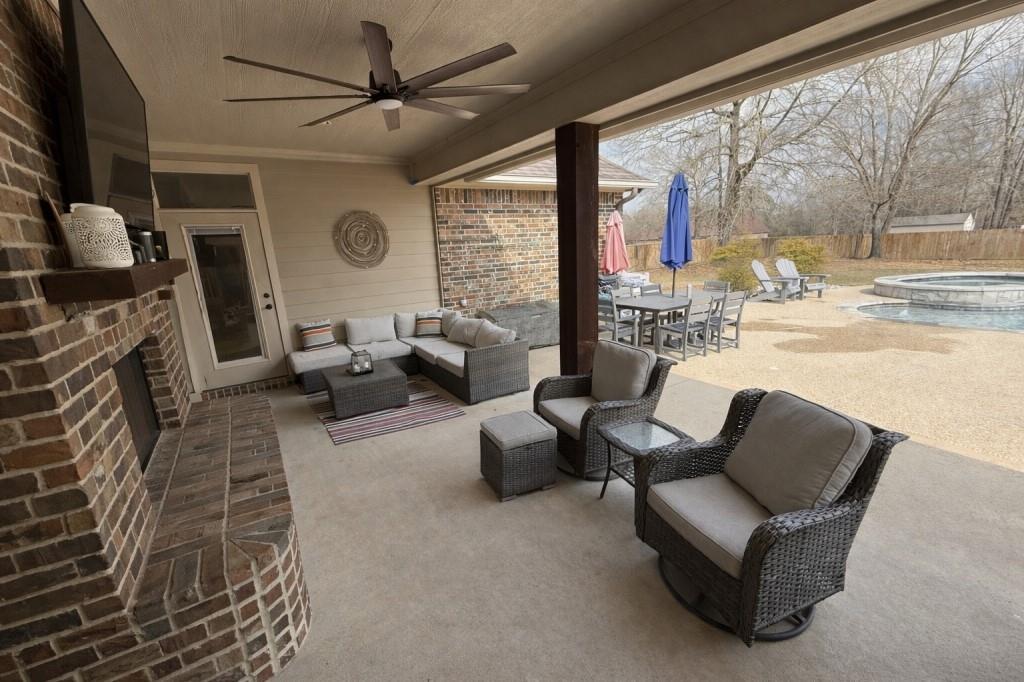252 Tanner Street Stonewall, LA 71078 - Photo 29 of 34 a living room with furniture and a large window