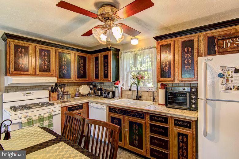 2343 Heather Road York, PA 17408 - Photo 4 of 29 Gallery Image 4