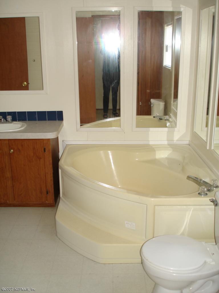 604 Hoover Road Palatka, FL 32177 - Photo 5 of 6 Master Bathroom- garden tub