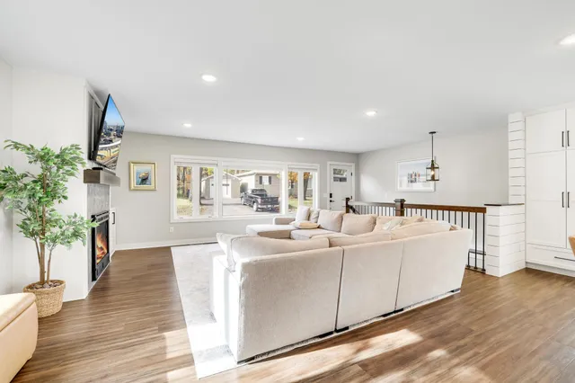 $649,900 | 25-15 Waseca Avenue, Tonka Bay, MN 55331