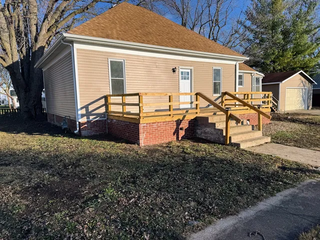 a view of a house with backyard