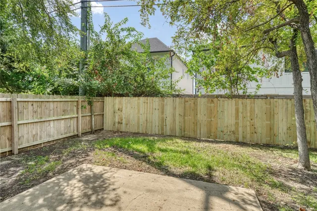 a view of a backyard