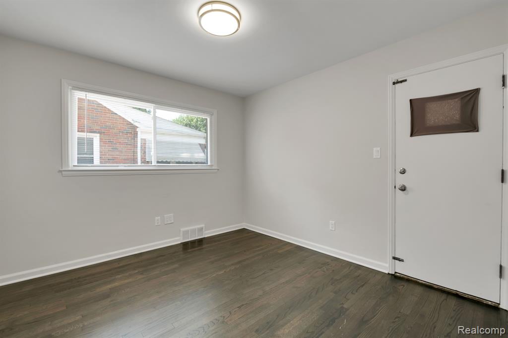 1843 Newcastle Road Grosse Pointe, MI 48236 - Photo 19 of 29