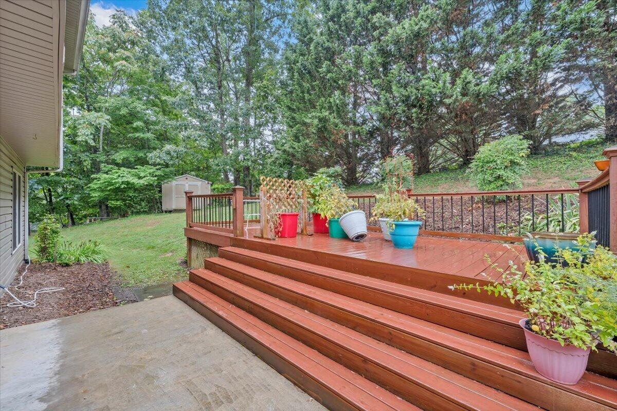 239 Pin Oak Drive Blue Ridge, VA 24064 - Photo 36 of 40 239 Pin Oak Dr