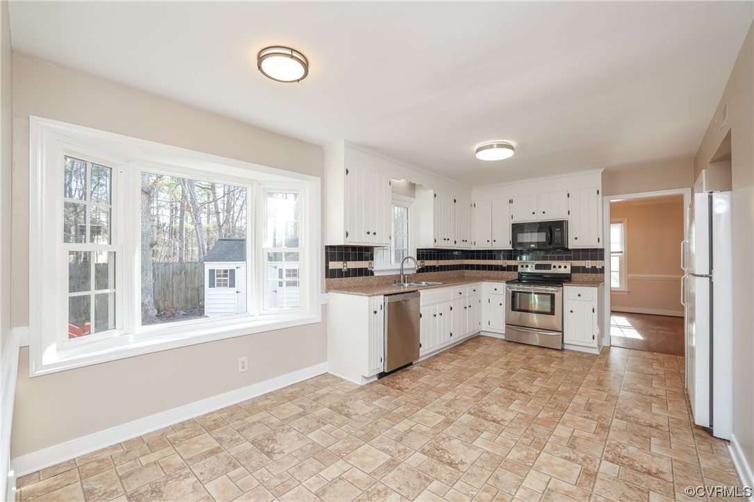 13802 Garrison Pl Drive Midlothian, VA 23112 - Photo 10 of 47 a kitchen with a refrigerator and a stove top oven