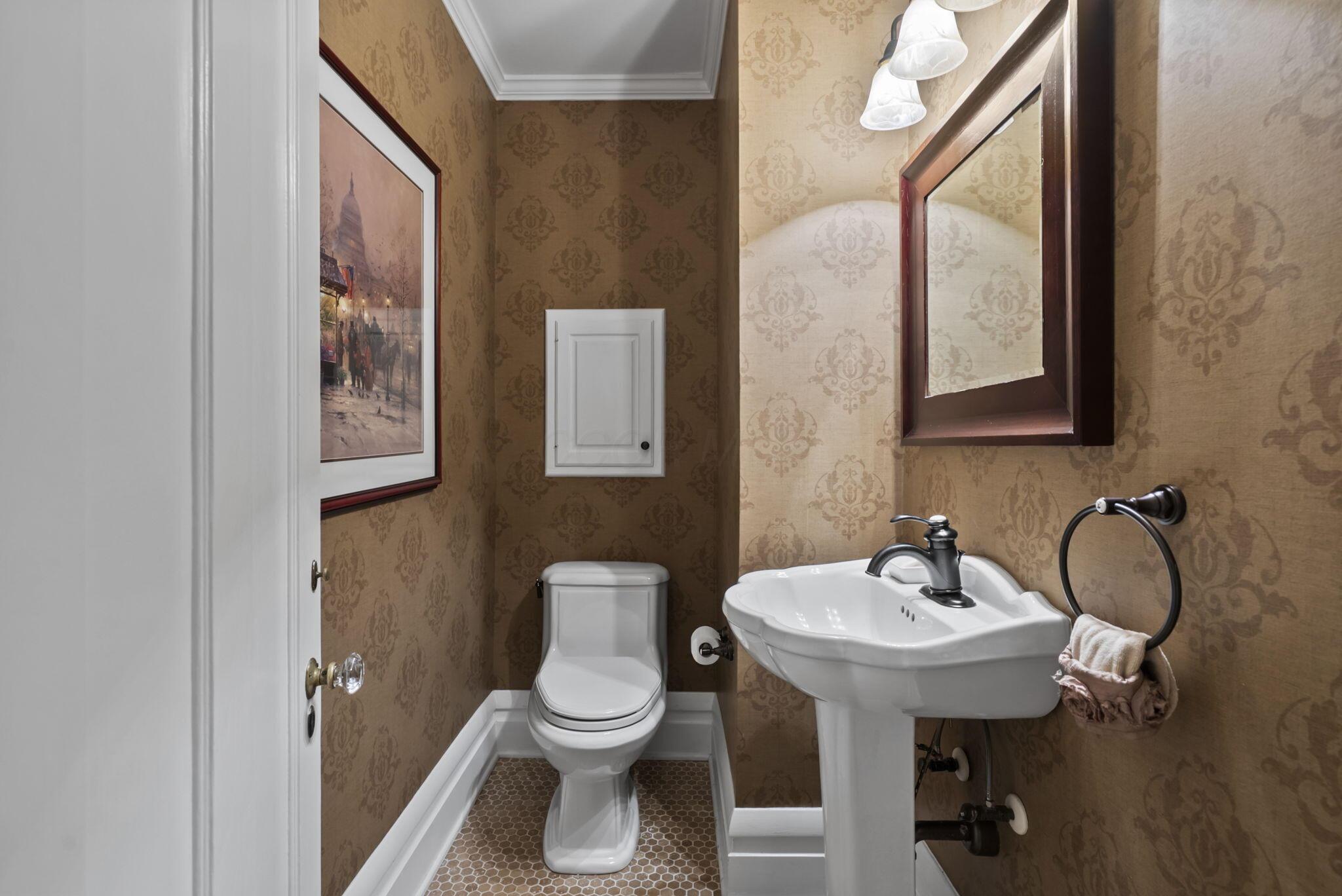 1875 Roxbury Road Upper Arlington, OH 43212 - Photo 37 of 97 Powder Room