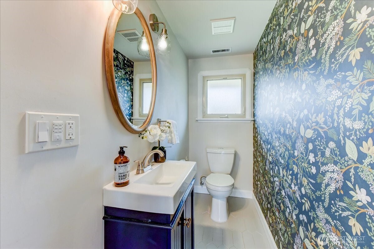 3228 57th Avenue Southwest Seattle, WA 98116 - Photo 24 of 38