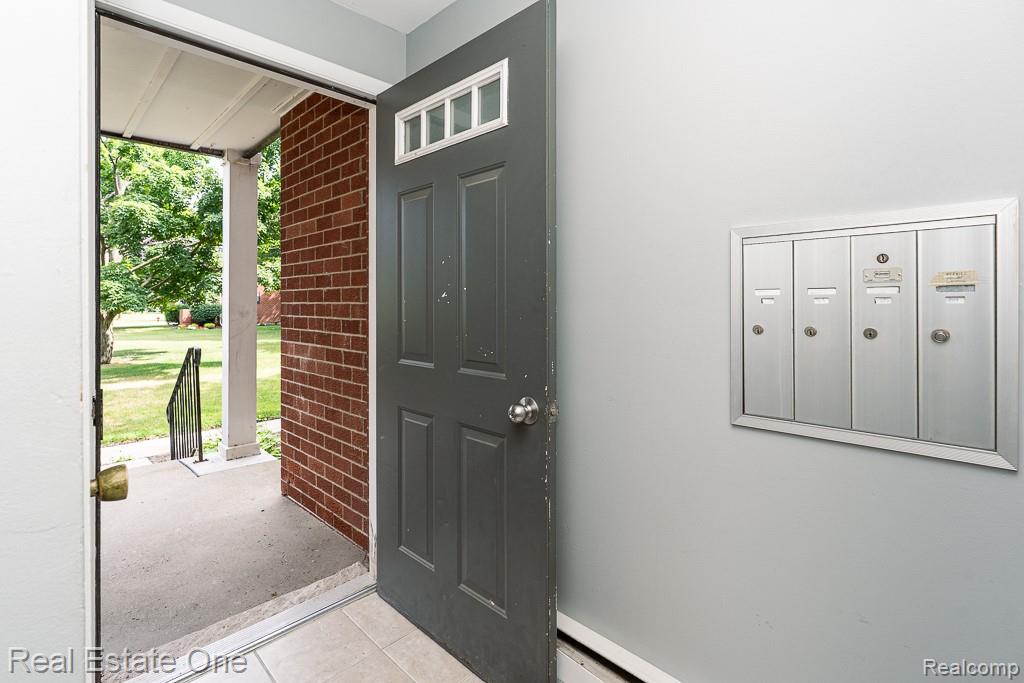 1097 Tienken Court Rochester Hills, MI 48306 - Photo 3 of 27