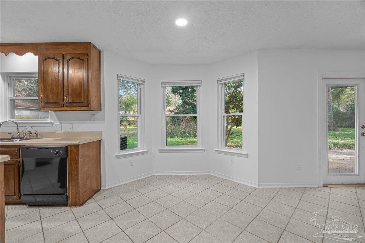5704 Janet Street Milton, FL 32570 - Photo 8 of 30