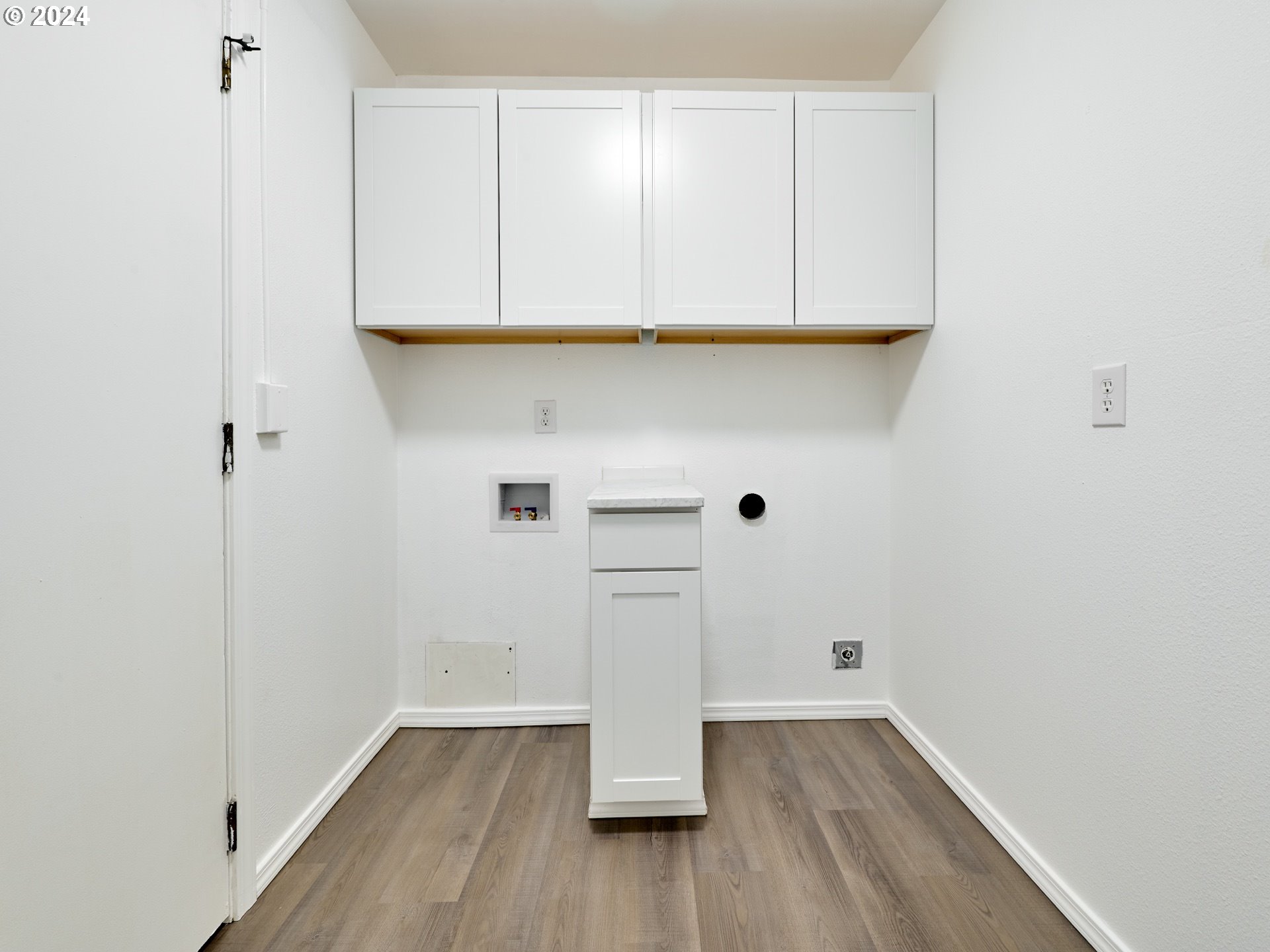 12795 Beck Road Dallas, OR 97338 - Photo 17 of 48 a view of cabinets and wooden floor