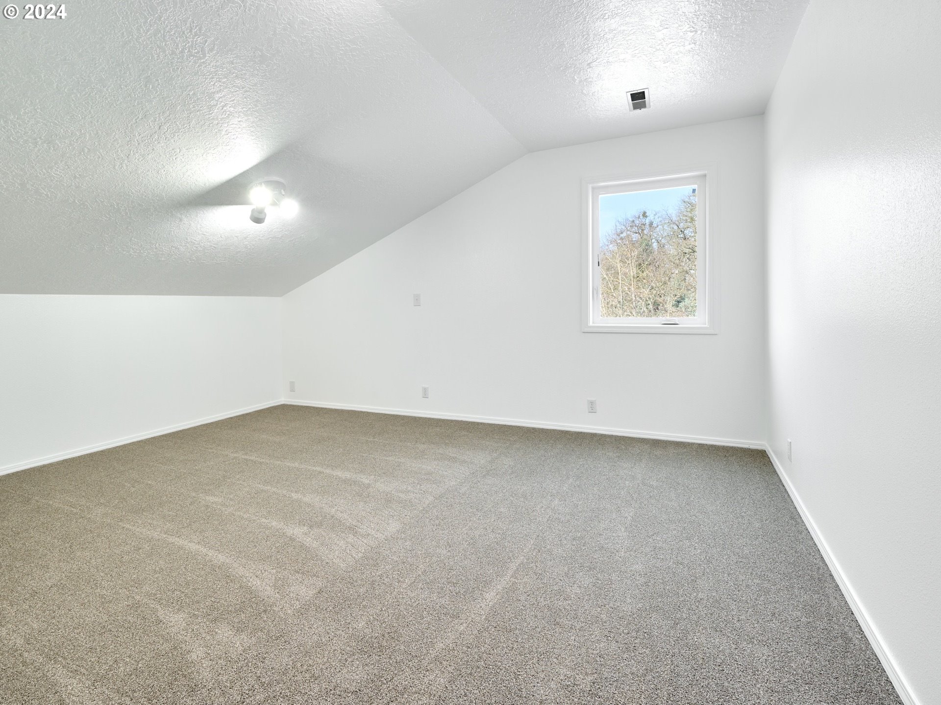 12795 Beck Road Dallas, OR 97338 - Photo 18 of 48 an empty room with a empty space and window