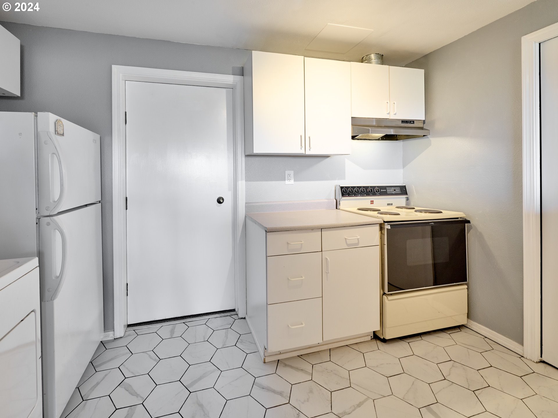 12795 Beck Road Dallas, OR 97338 - Photo 25 of 48 a kitchen with a stove a sink and a refrigerator