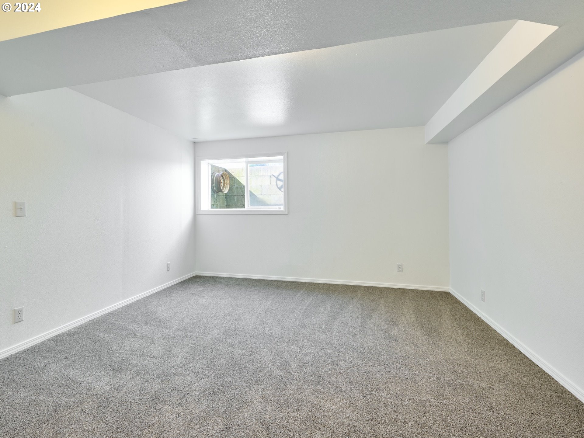 12795 Beck Road Dallas, OR 97338 - Photo 27 of 48 an empty room with windows