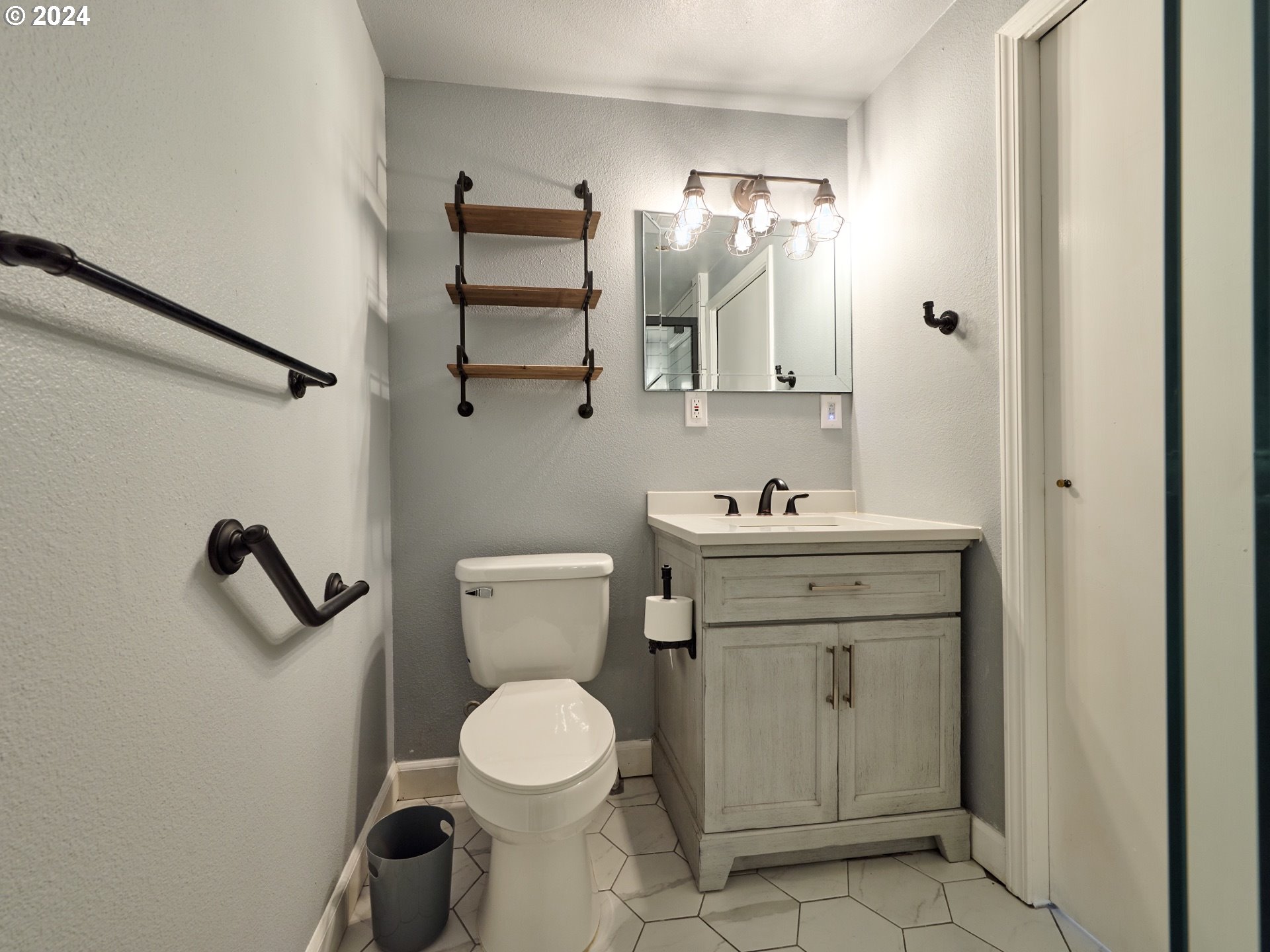 12795 Beck Road Dallas, OR 97338 - Photo 28 of 48 a bathroom with a toilet sink and mirror